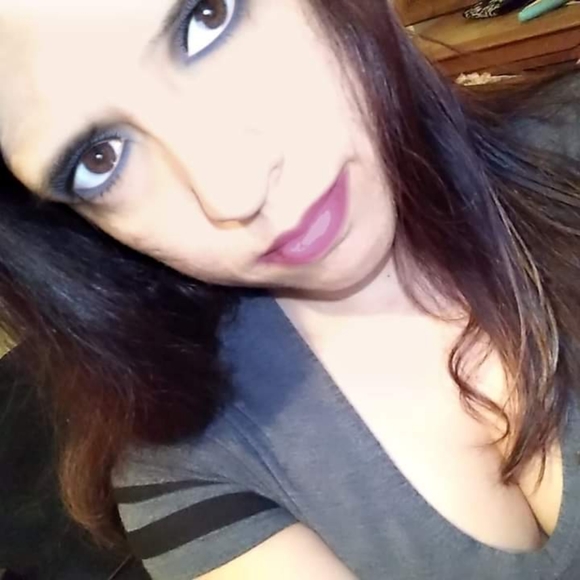 Meet your Posher, Amanda - Picture 2 of 4